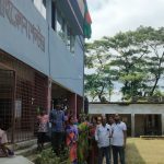 বিকে বড়বাক সরকারি প্রাথমিক বিদ্যালয়ের শিক্ষিকাগন সরকারি নিয়মনীতিকে বৃদ্ধাঙ্গুলি দেখাচ্ছে।